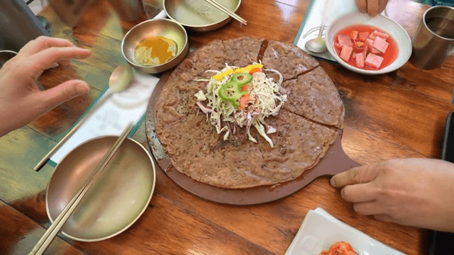 테이블 위에 서빙되는 메밀전