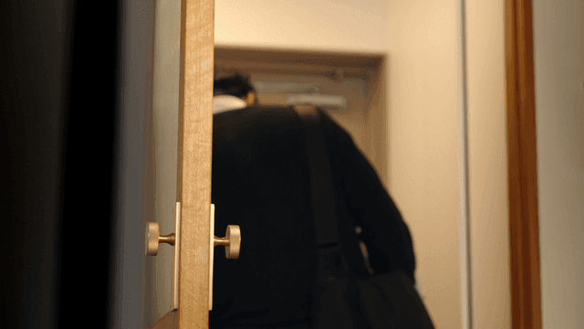 아늑한 집 현관문을 나서는 커플