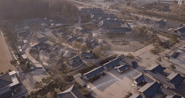 기와 지붕이 있는 한국 전통 마을