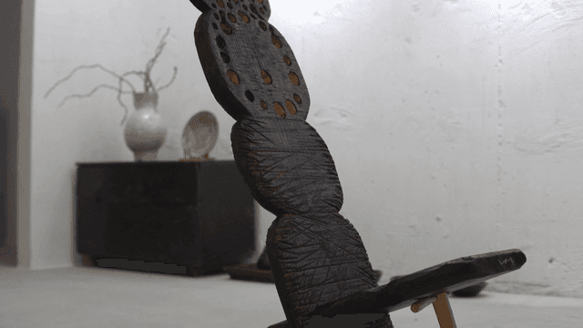 미니멀한 방의 나무 조각상