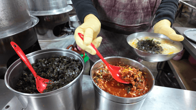 Hand-pulled dough soup topped with seaweed flakes and seasoning sauce