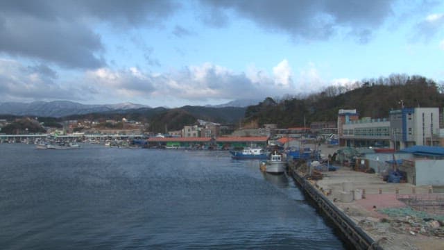 보트와 험준한 해안선이 있는 연안 마을