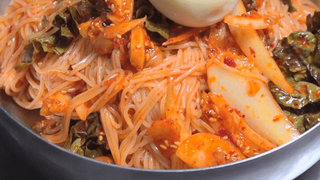 김치와 계란이 들어간 비빔국수