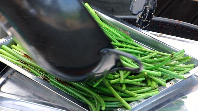 간장으로 양념되는 마늘쫑볶음