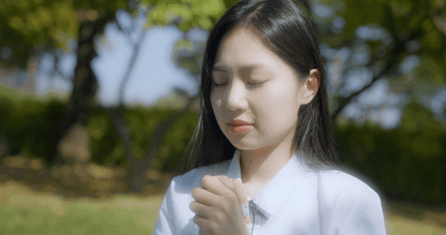 대낮 공원에서 기다리는 여성