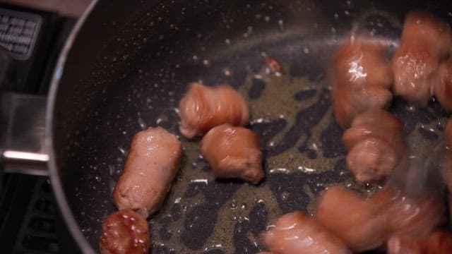 프라이팬에서 요리되는 소시지