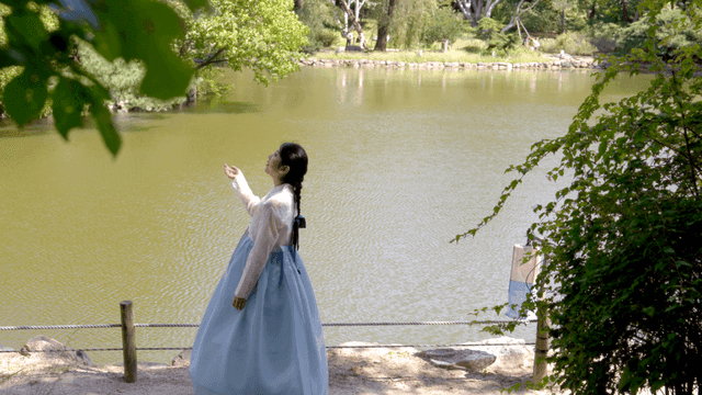 고요한 호수 옆 한복을 입은 여성