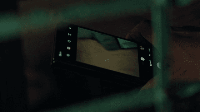 스마트폰으로 집 안의 사진을 찍는 사람