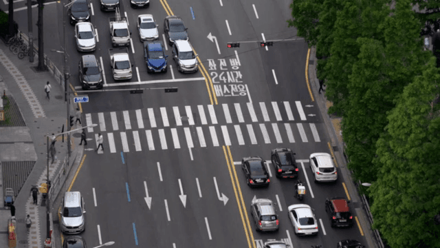 차량과 보행자가 있는 번화한 교차로