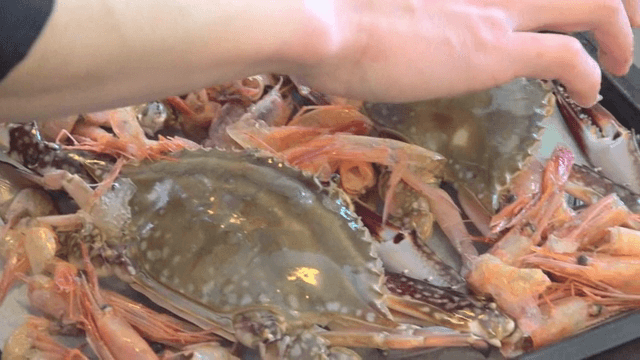 준비 되는 신선한 게와 새우 껍질