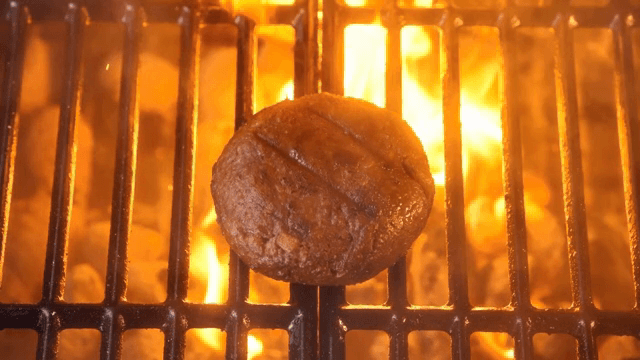 불꽃 위에서 구워지는 버거 패티