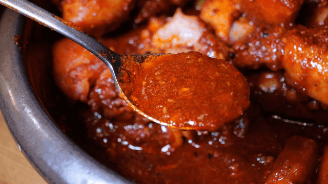 Braised chicken with rich red broth