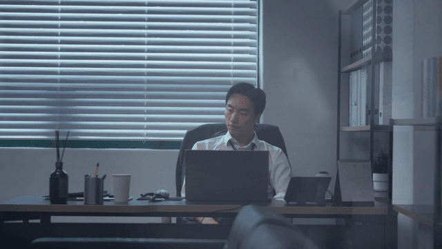 책상에서 깊은 생각에 잠긴 직장인