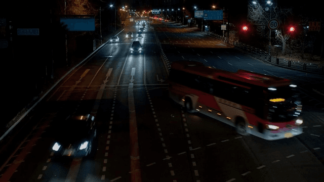 번화한 도로의 야간 교통