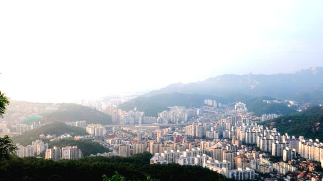 황혼에 펼쳐진 넓은 도시 전경