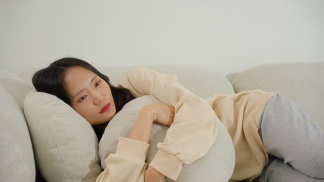 편안한 소파에서의 여유로운 휴식