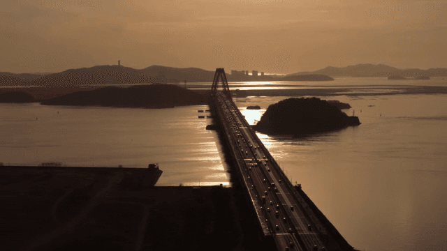 해질녘 고요한 바다 위의 다리