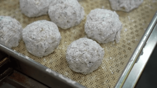 쟁반 위에 준비된 반죽 공