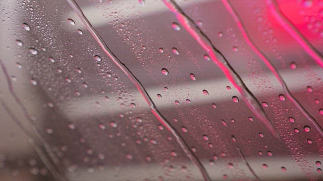 유리창 위로 떨어지는 빗방울