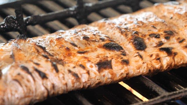 뜨거운 그릴 위에서 구워지는 생선구이