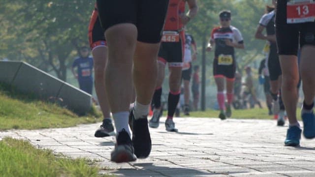 마라톤 경주에서 경쟁하는 주자들