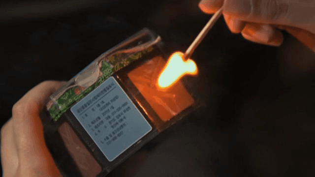 실내에서 성냥으로 불을 켜는 모습