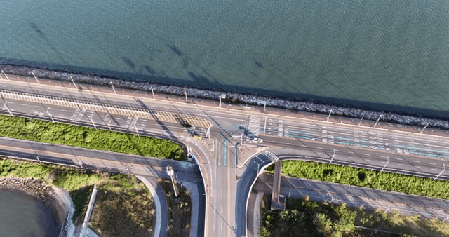 해안 고속도로 교차로의 항공 뷰