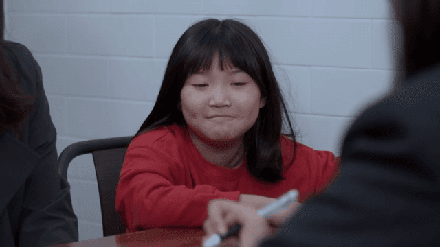 공부방에서 상담을 받으며 미소짓는 아이