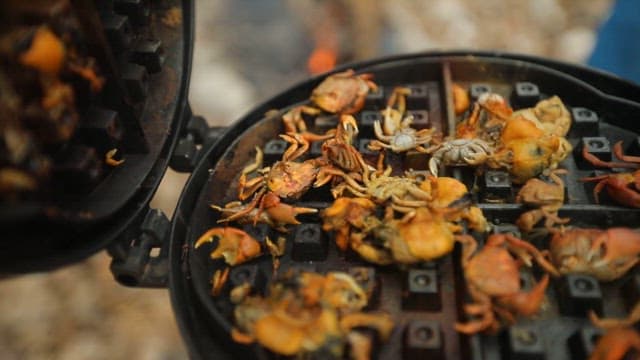 와플팬에서 구워진 게