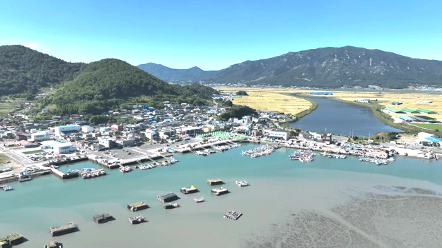 산과 항구가 있는 해안 마을