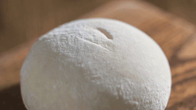 나무 판 위에 둥근 빵 반죽