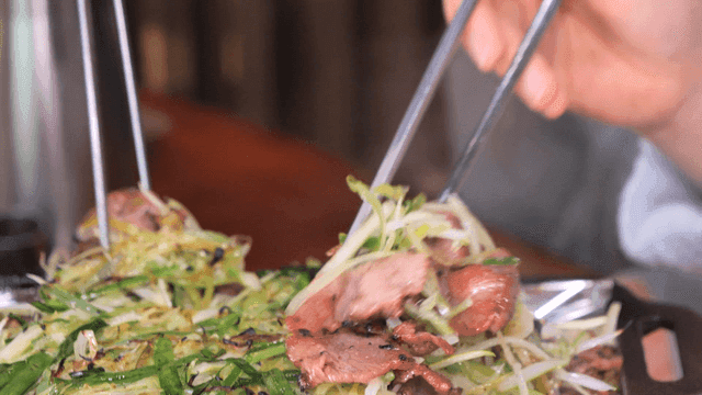 Charcoal-grilled green onion bulgogi on hot iron plate