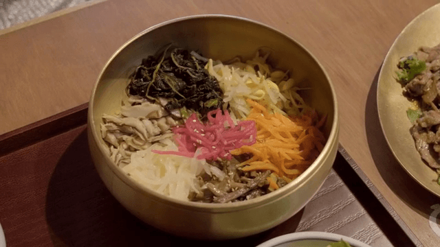 다양한 채소가 들어간 비빔밥