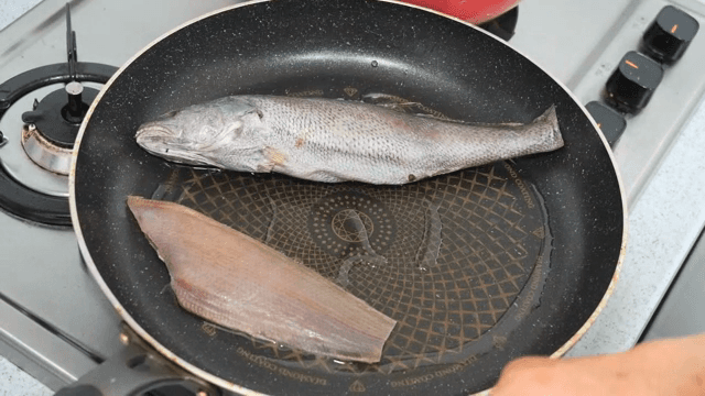 프라이팬에서 생선 준비