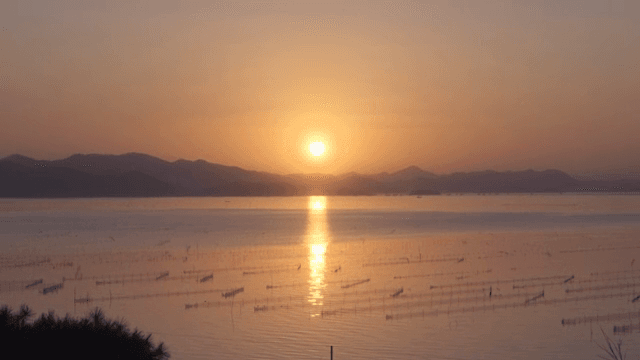 산과 바다가 보이는 일출