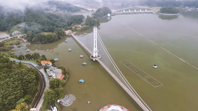 고요한 호수 위의 경치 좋은 다리