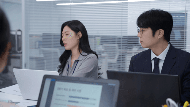 집중적인 토론이 있는 사무실 회의