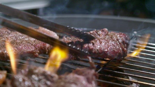 불꽃 위에서 스테이크 굽기