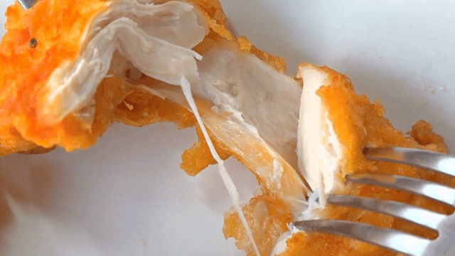 포크로 찢어지는 튀긴 치킨