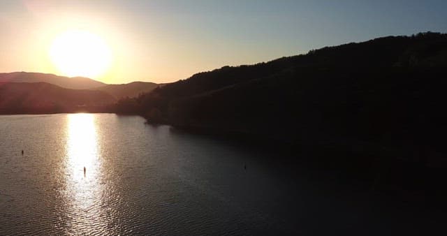 호수와 산 위로 지는 해