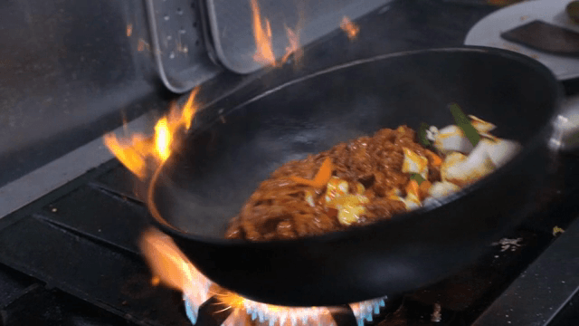 뜨거운 팬에서 볶는 채소와 고기