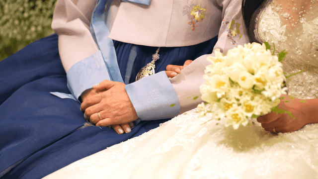 전통 한복입은 어머니와 웨딩 부케를 들고 있는 신부