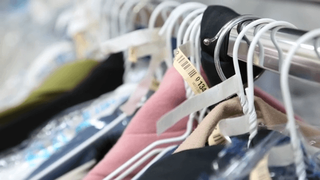 수선가게의 행거에 걸린 다양한 옷들