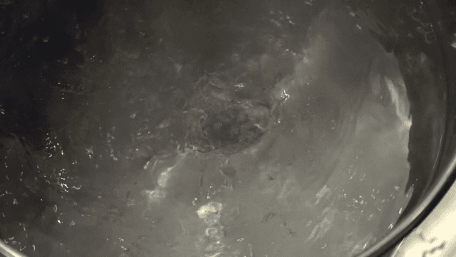 냄비에서 물이 끓는 모습