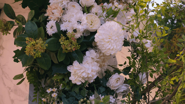 흰색과 분홍색 꽃다발