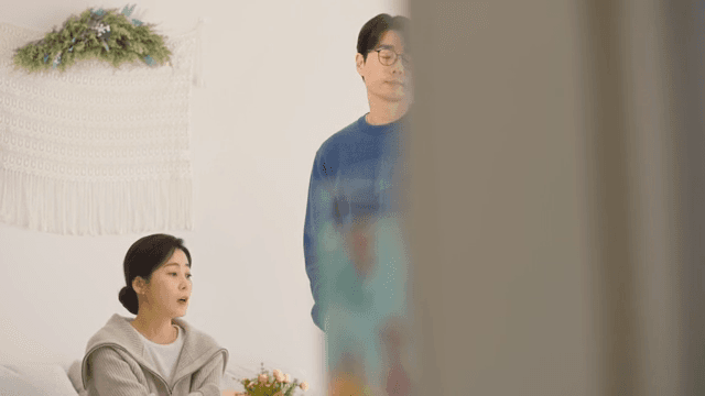 벽 뒤에서 아이의 시선으로 바라보는 부모님의 싸움