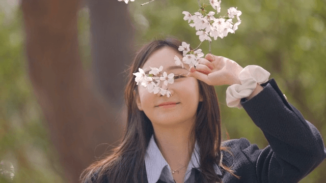 봄에 벚꽃을 즐기는 여성