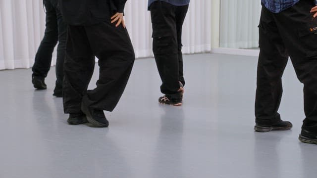 스튜디오에서 연습하는 케이팝 댄서들