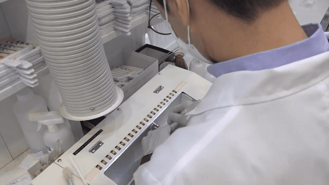 실험실에서 일하는 과학자