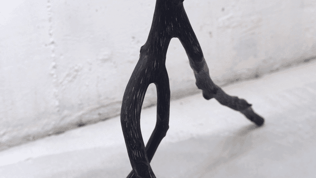 어두운 나무 가지 조각품의 클로즈업